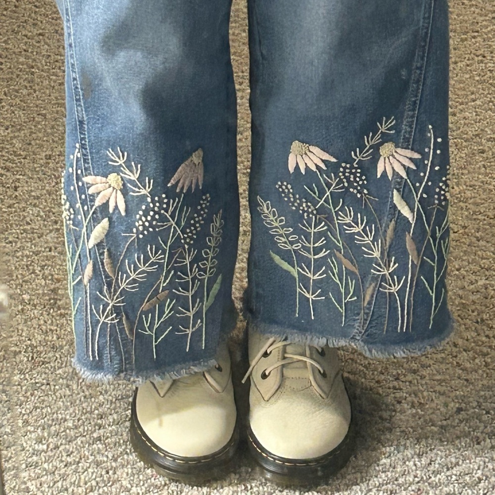 a.n.a. Women’s 12 Blue Hand-Embroidered Floral Distressed Wide Leg Crop Jeans - Picture 6 of 14